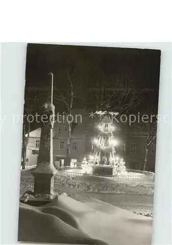 Oberwiesenthal Erzgebirge Pyramide am Markt mit Postmeilensaeule zur Weihnachtszeit Kat. Oberwiesenthal