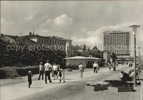 Warnemuende Ostseebad Strandpromenade mit Hotel Neptun Kat. Rostock