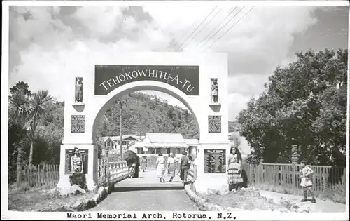 Neuseeland Maori Memorial Arch. Rotorua Kinder