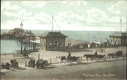 Brighton East Sussex The West Pier Pferdekutschen / Brighton East Sussex /