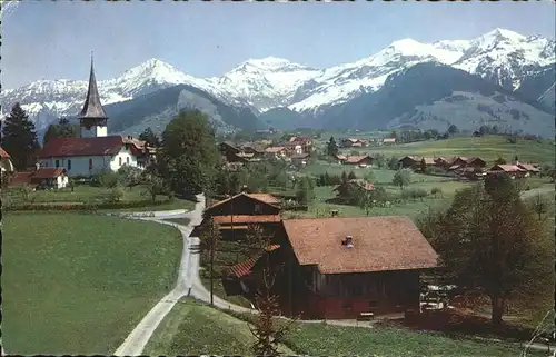 Aeschi BE Ortsansicht mit Kirche Morgenberghorn Schwalmern Lattreyenfirst Dreispitz Berner Alpen / Aeschi Spiez /Bz. Frutigen