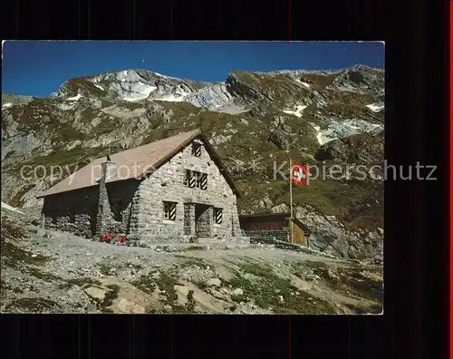 Wildhornhuette Schutzhuette Berner Alpen Schweizer Flagge