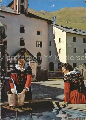 Zuoz GR Engadinerinnen am Dorfbrunnen Kat. Zuoz