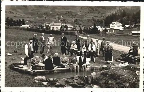 Leukerbad Gruppenbild am Fussbad Kat. Loeche les Bains