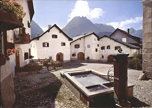 Scuol Tarasp Vulpera Dorfplatz mit Brunnen / Scuol /Bz. Inn