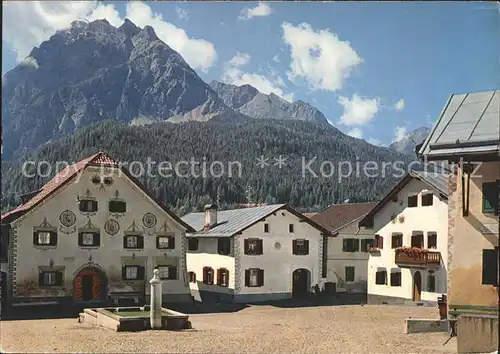 Scuol Tarasp Vulpera Dorfplatz in Scuol Brunnen Piz Pisoc / Scuol /Bz. Inn