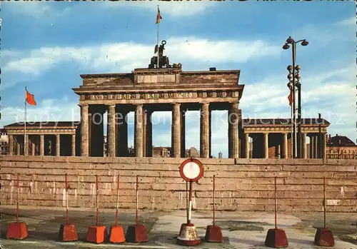 Berliner Mauer Berlin Wall Brandenburger Tor zugemauert / Berlin /Berlin Stadtkreis