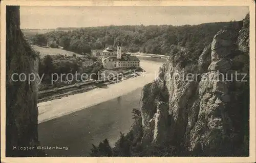 Kehlheim Regensburg Blick durch Felspartien auf das Kloster