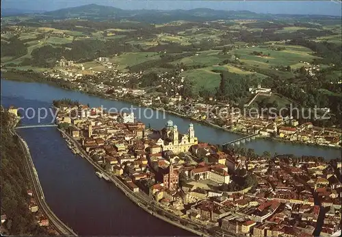 Passau Dreifluessestadt Fliegeraufnahme Zusammenfluss von Donau Inn und Ilz Kat. Passau