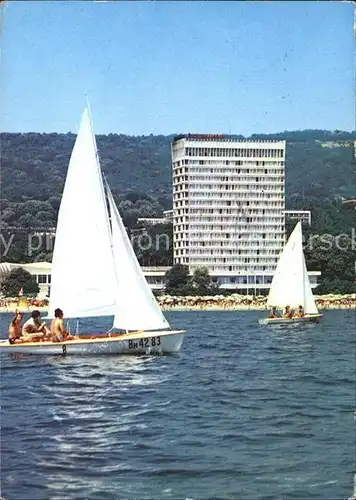 Slatni Pjassyzi Hotel von der Seeseite mit Segelbooten / Varna Bulgarien /