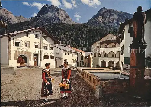 Scuol Dorfplatz mit Dorfbrunnen Trachtenmaedchen und Museum Kat. Scuol