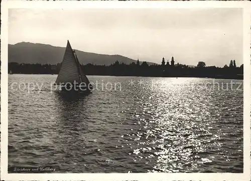 Zuerichsee Bootspartie in der Abenddaemmerung mit Uetliberg / Zuerich /Bz. Zuerich City