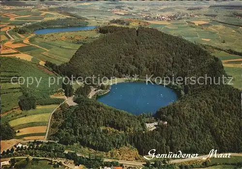 Daun Eifel Gemuendener und Weinfelder Maar Fliegeraufnahme Kat. Daun