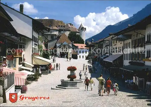 Gruyeres FR Rue principale avec la Tor de la Saunerie et le chateau Kat. Gruyeres