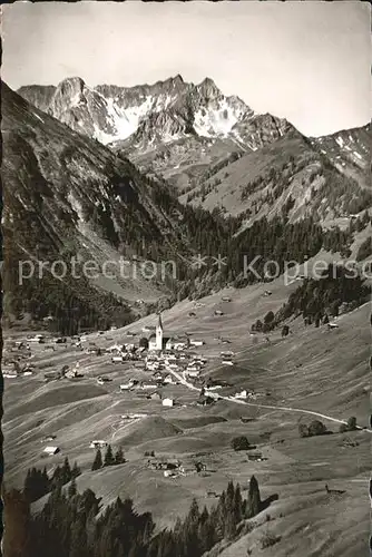 Mittelberg Kleinwalsertal mit Boedmen Weisser Schrofen Heiterberg und aelpeleskopf Kat. Oesterreich