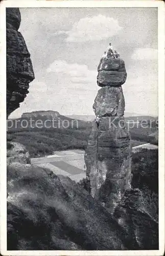 Klettern Bergsteigen Barbarine Pfaffenstein Saechsische Schweiz  Kat. Bergsteigen