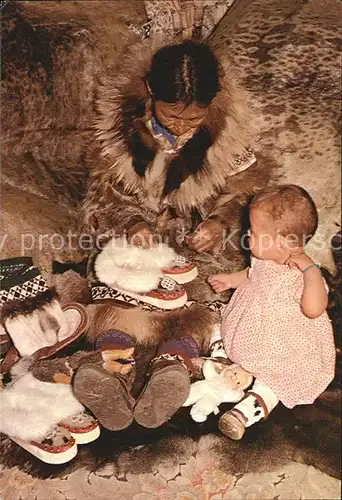 Eskimos Inuit Eskimo Lady sewing Slippers and Clothing  Kat. Regionales