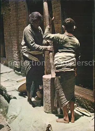 Landwirtschaft Nepal Women making bitten rice Samba D. Pant Kat. Landwirtschaft