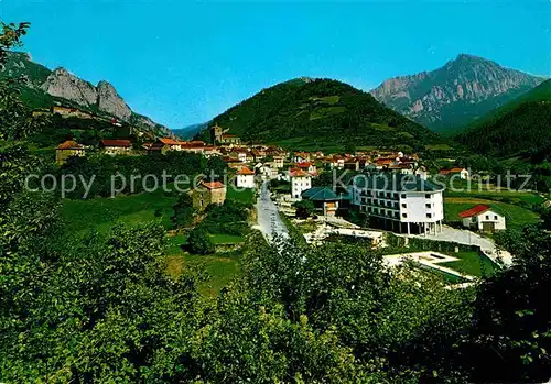 Isaba Pirineo Navarro Vista general y nuevo Hotel al fondo Seisa y Pena Ezkaurre