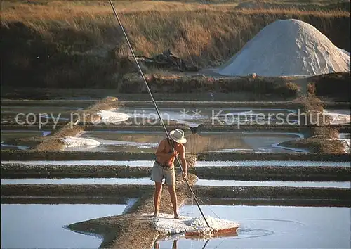 Salzgewinnung Les Marais Salants Paludier et son Las Salzgaerten Rechen  Kat. Rohstoffe Commodities