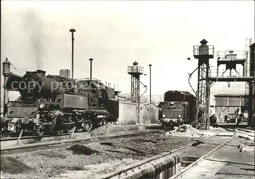 AK / Ansichtskarte Saalfeld Saale Bahnbetriebswerk Dampflokomotiven im Einsatz Baureihe 65 10 Kat. Saalfeld