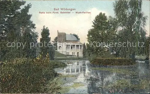 AK / Ansichtskarte Bad Wildungen Partie beim Fuerstlichen Badehotel Musikpavillon Teich Kat. Bad Wildungen