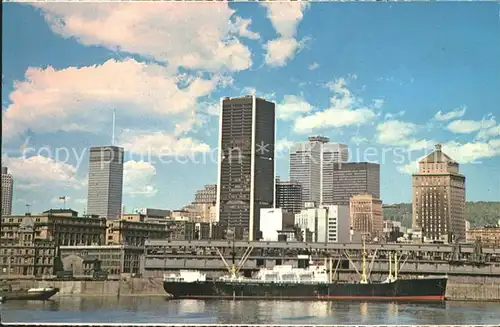 AK / Ansichtskarte Montreal Quebec Skyline Downtown Quartier des Affaires Frachtschiff Kat. Montreal