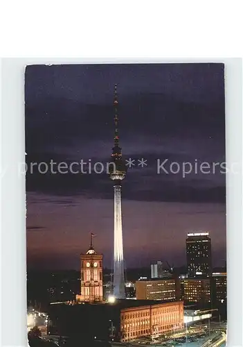 AK / Ansichtskarte Berlin Rotes Rathaus und Fernsehturm bei Nacht Kat. Berlin