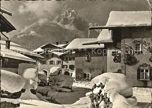 AK / Ansichtskarte Mittenwald Bayern Ortspartie im Winter mit Wettersteinspitze Kat. Mittenwald