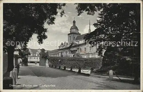 AK / Ansichtskarte Dessau Rosslau Partie am Lustgarten Schloss Kat. Dessau Rosslau