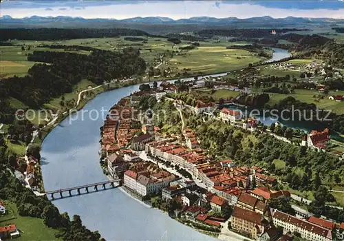 AK / Ansichtskarte Burghausen Salzach Blick auf Berchtesgadener Berge bis zum Chiemgau Fliegeraufnahme Kat. Burghausen