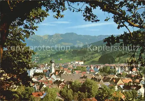 AK / Ansichtskarte Immenstadt Allgaeu Ortsansicht mit Kirche Daumengruppe Allgaeuer Alpen Kat. Immenstadt i.Allgaeu