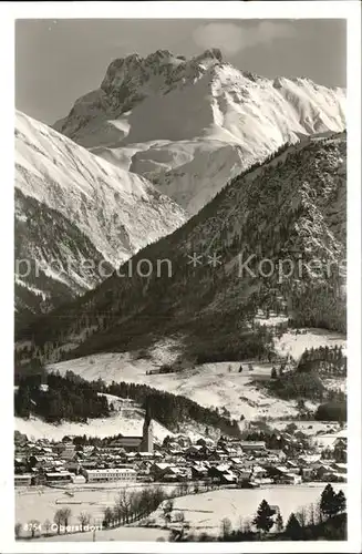 AK / Ansichtskarte Oberstdorf Gesamtansicht mit Alpenpanorama im Winter Kat. Oberstdorf