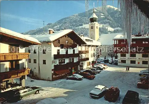 AK / Ansichtskarte Westendorf Tirol Dorfplatz gegen Nachsoellberg Kirche Eiszapfen Wintersportzentrum Kat. Westendorf