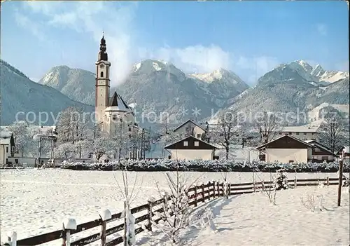 AK / Ansichtskarte Flintsbach Inn Ortsansicht mit Kirche Winterpanorama mit Wendelsteingruppe Bayerische Alpen Kat. Flintsbach a.Inn