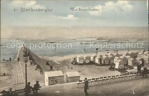 AK / Ansichtskarte Blankenberghe Un brise lames Plage Kat. 