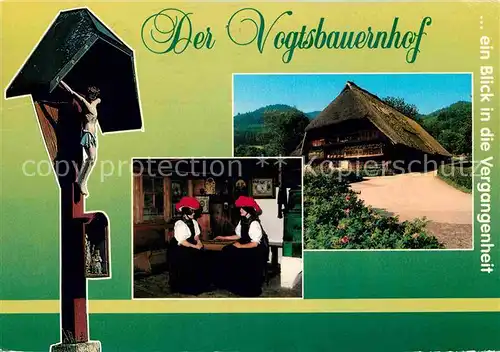 AK / Ansichtskarte Gutach Schwarzwald Der Vogtsbauernhof Frauen in Tracht Kat. Gutach