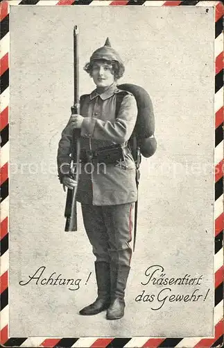 AK / Ansichtskarte Militaria Frauen WK1 Gewehr 