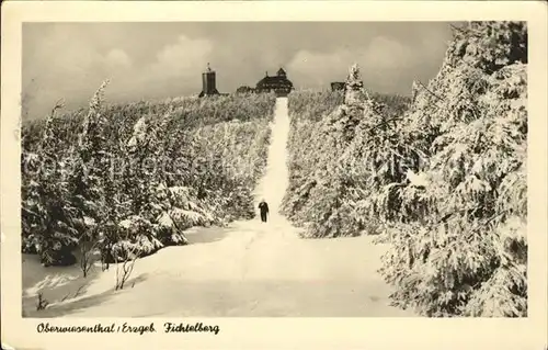 AK / Ansichtskarte Oberwiesenthal Erzgebirge Fichtelberg Aussichtsturm Unterkunftshaus Winterimpressionen Kat. Oberwiesenthal