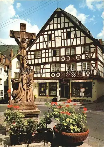 AK / Ansichtskarte Bernkastel Kues Mittelalterliches Fachwerkhaus Inri Kreuz Kat. Bernkastel Kues