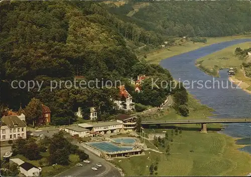 AK / Ansichtskarte Karlshafen Bad Mineral Schwimmbad Weser Bruecke Fliegeraufnahme Kat. Bad Karlshafen