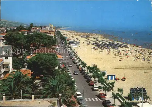 AK / Ansichtskarte Roseto degli Abruzzi Seepromenade mit Strand Kat. Roseto