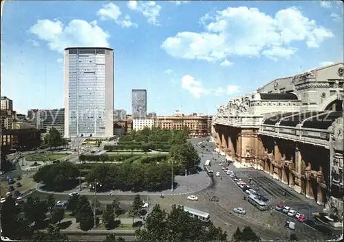 AK / Ansichtskarte Bahnhof Milano Stazione Centrale Grattacielo Pirelli Kat. Eisenbahn