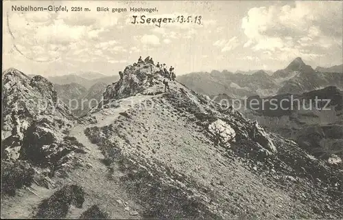 AK / Ansichtskarte Nebelhorn Bergwanderer Gipfel Blick gegen Hochvogel Alpenpanorama Kat. Oberstdorf