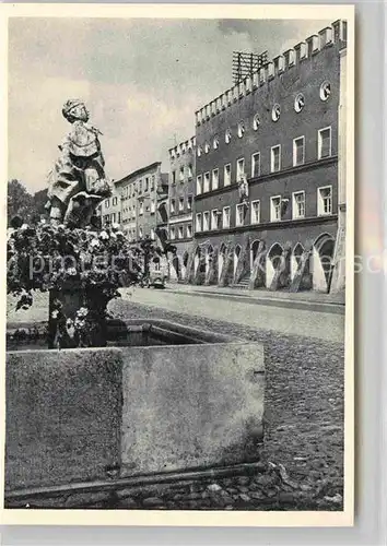 AK / Ansichtskarte Muehldorf Inn Rathaus Brunnen Kat. Muehldorf a.Inn