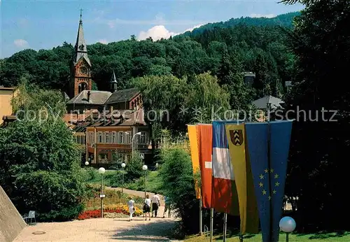 AK / Ansichtskarte Badenweiler Fahnen Kurpark Kirche Thermalkurort im Schwarzwald Kat. Badenweiler