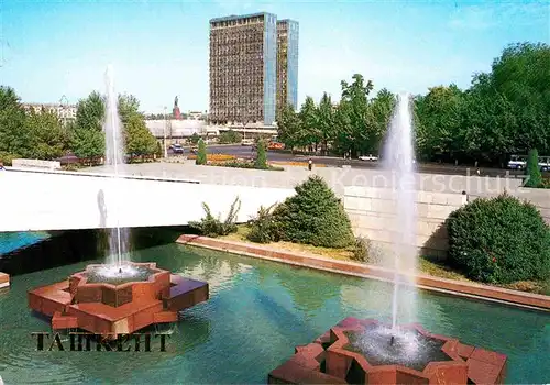 AK / Ansichtskarte Taschkent Usbekistan Brunnen Hochhaus 