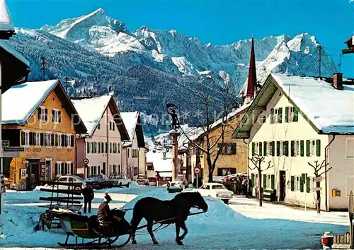 AK / Ansichtskarte Garmisch Partenkirchen Florianplatz gegen Zugspitzgruppe Pferdeschlitten Kat. Garmisch Partenkirchen