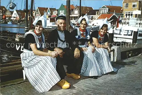 AK / Ansichtskarte Volendam Tracht Hafen Kat. Niederlande