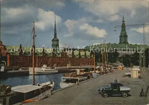 AK / Ansichtskarte Kobenhavn Borsen og Christiansborg Slot Boerse Schloss Hafen Kat. Kopenhagen